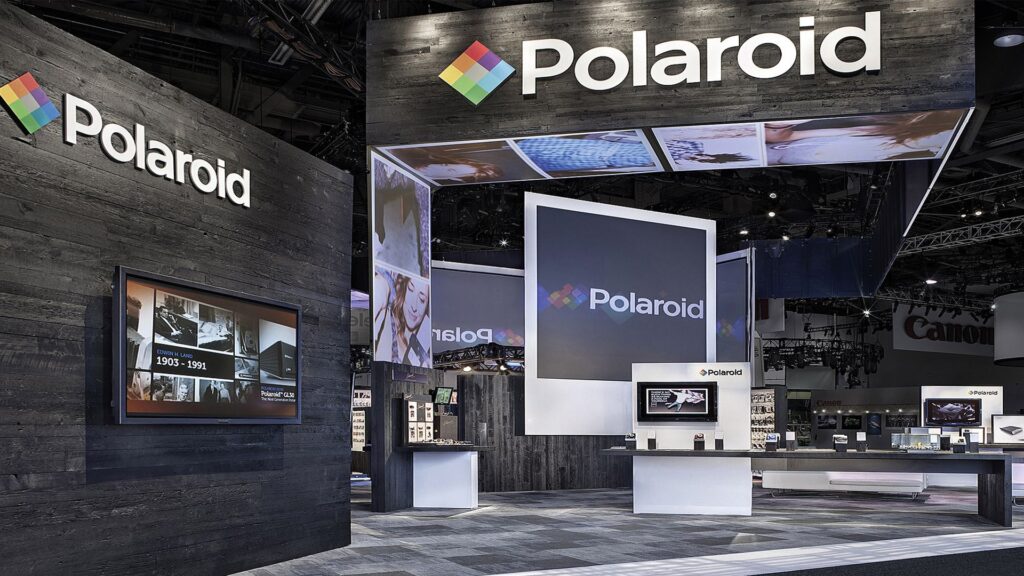 Blick auf den Messestand von Polaroid