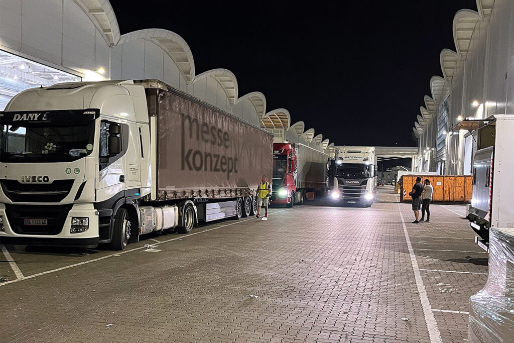 LKW mit Aufschrift 