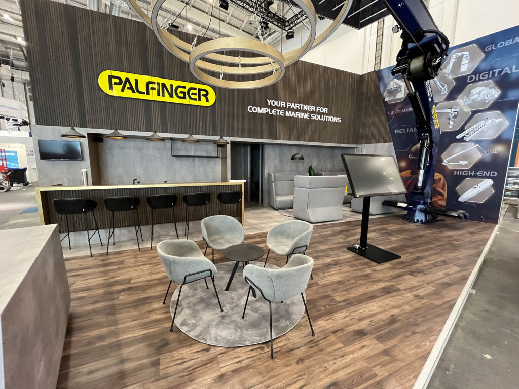 Blick auf den Messestand Palfinger