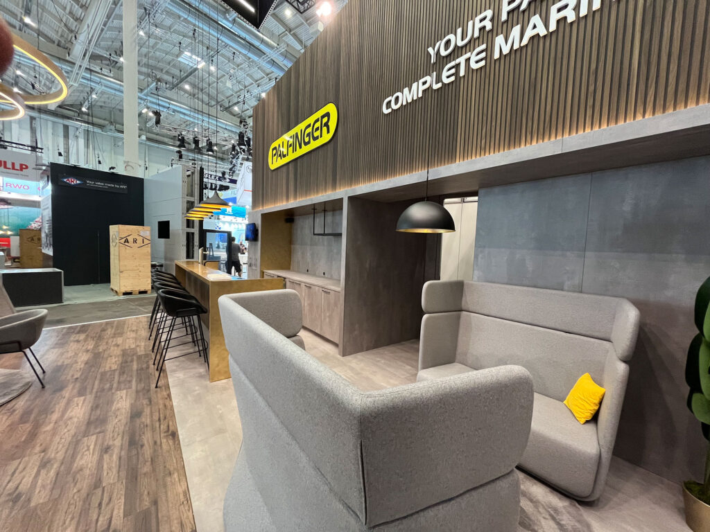 Blick auf den Messestand Palfinger
